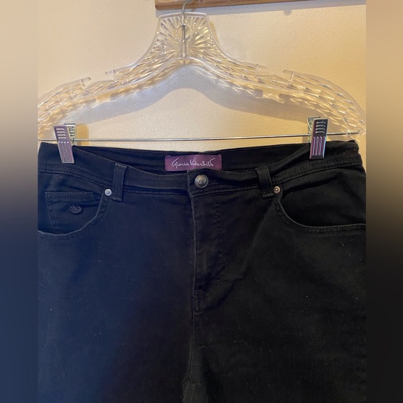 Gloria Vanderbilt black jeans. - Picture 3 of 6